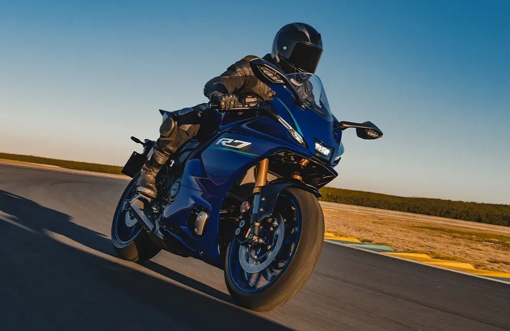 Piloto conduzindo a nova Yamaha R7 2026 em pista